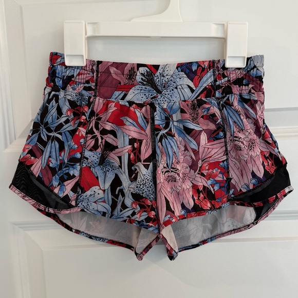 Lululemon Hotty Hot Short Low Rise 2” Lush Lillies - Picture 1 of 9